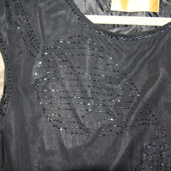 Black Sleeveless Tunic with flower pattern beads - Picture 7 of 8